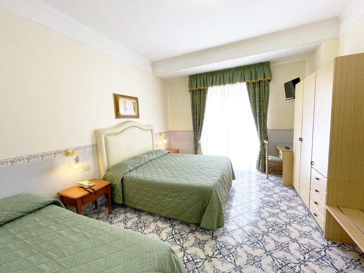 Hotel Reginella Sant'Agata sui due Golfi Bagian luar foto