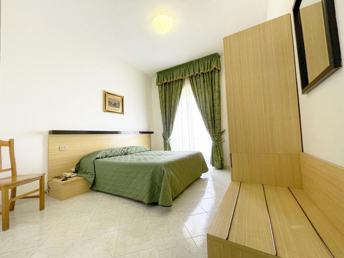 Hotel Reginella Sant'Agata sui due Golfi Bagian luar foto