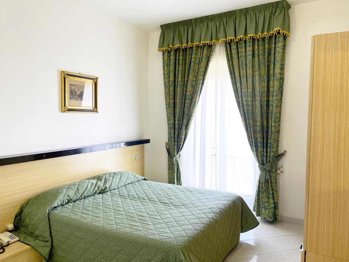 Hotel Reginella Sant'Agata sui due Golfi Bagian luar foto