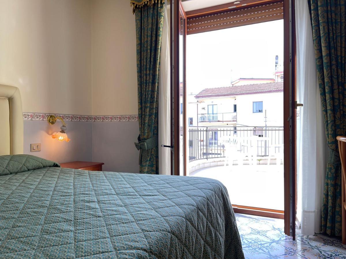 Hotel Reginella Sant'Agata sui due Golfi Bagian luar foto