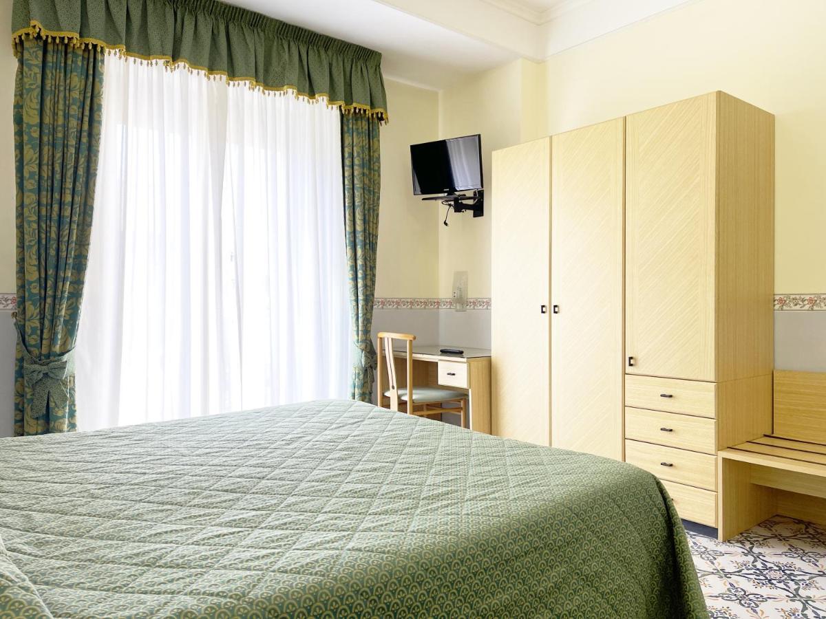 Hotel Reginella Sant'Agata sui due Golfi Bagian luar foto