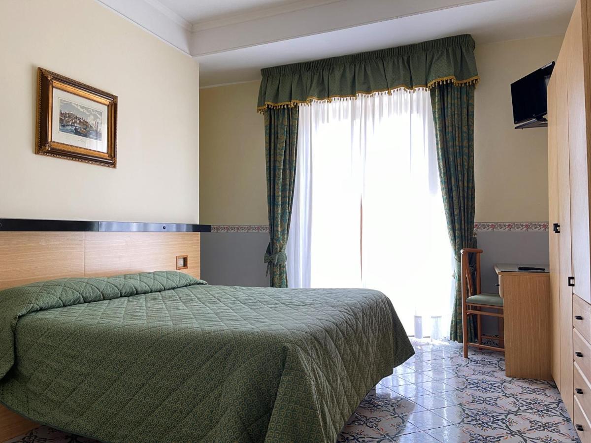 Hotel Reginella Sant'Agata sui due Golfi Bagian luar foto