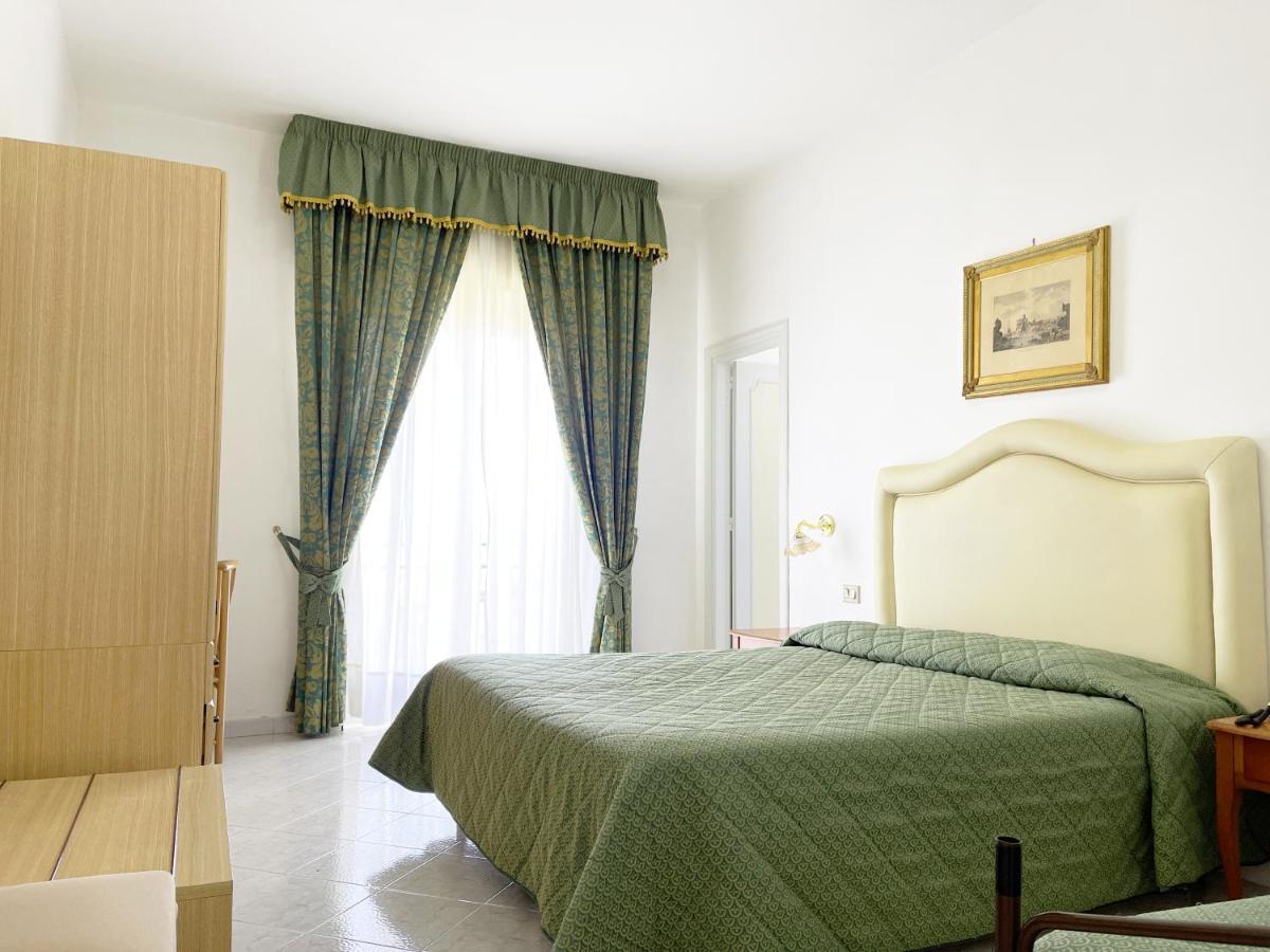 Hotel Reginella Sant'Agata sui due Golfi Bagian luar foto