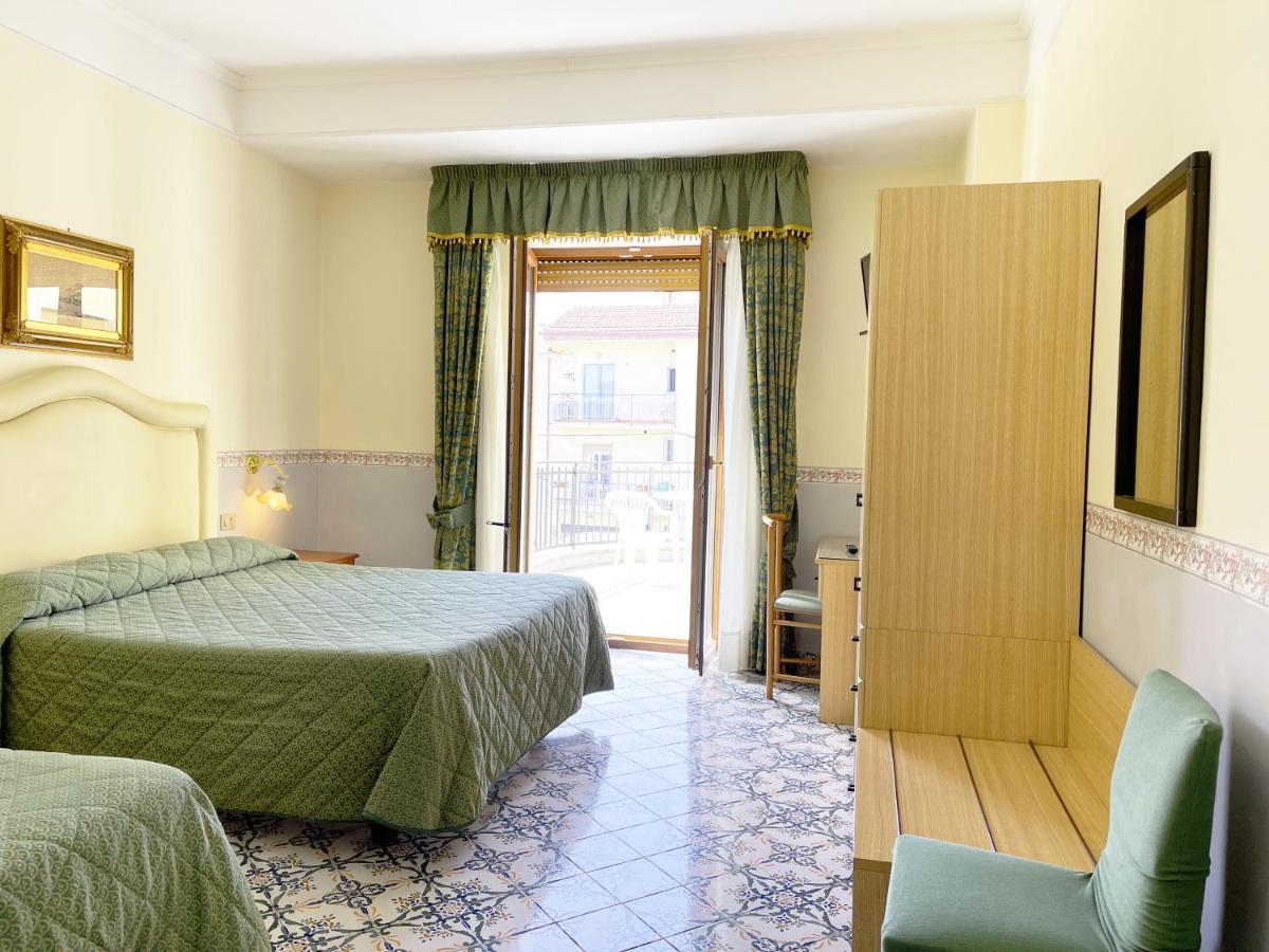 Hotel Reginella Sant'Agata sui due Golfi Bagian luar foto