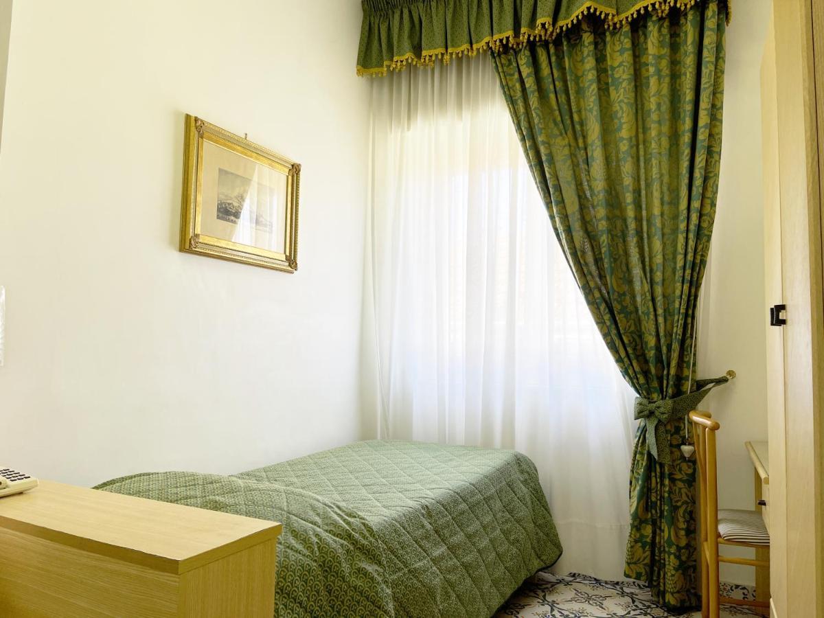 Hotel Reginella Sant'Agata sui due Golfi Bagian luar foto